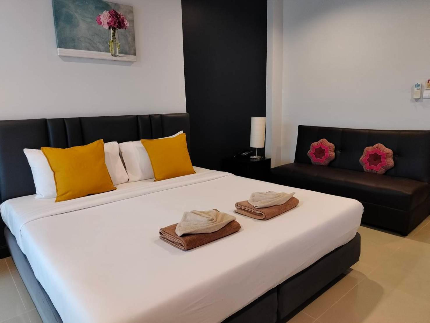 May House Karon Beach Ban Karon Екстериор снимка